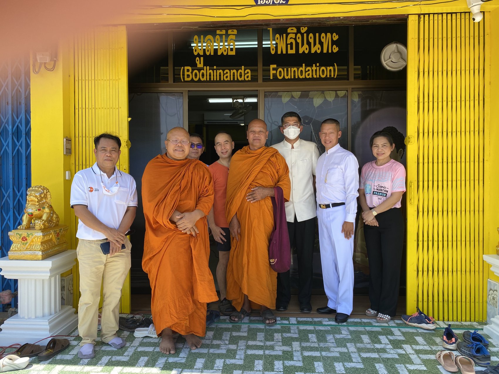 พิธีเปิดมูลนิธิโพธินันทะ คณะผู้ร่วมพิธีหน้าอาคารมูลนิธิ