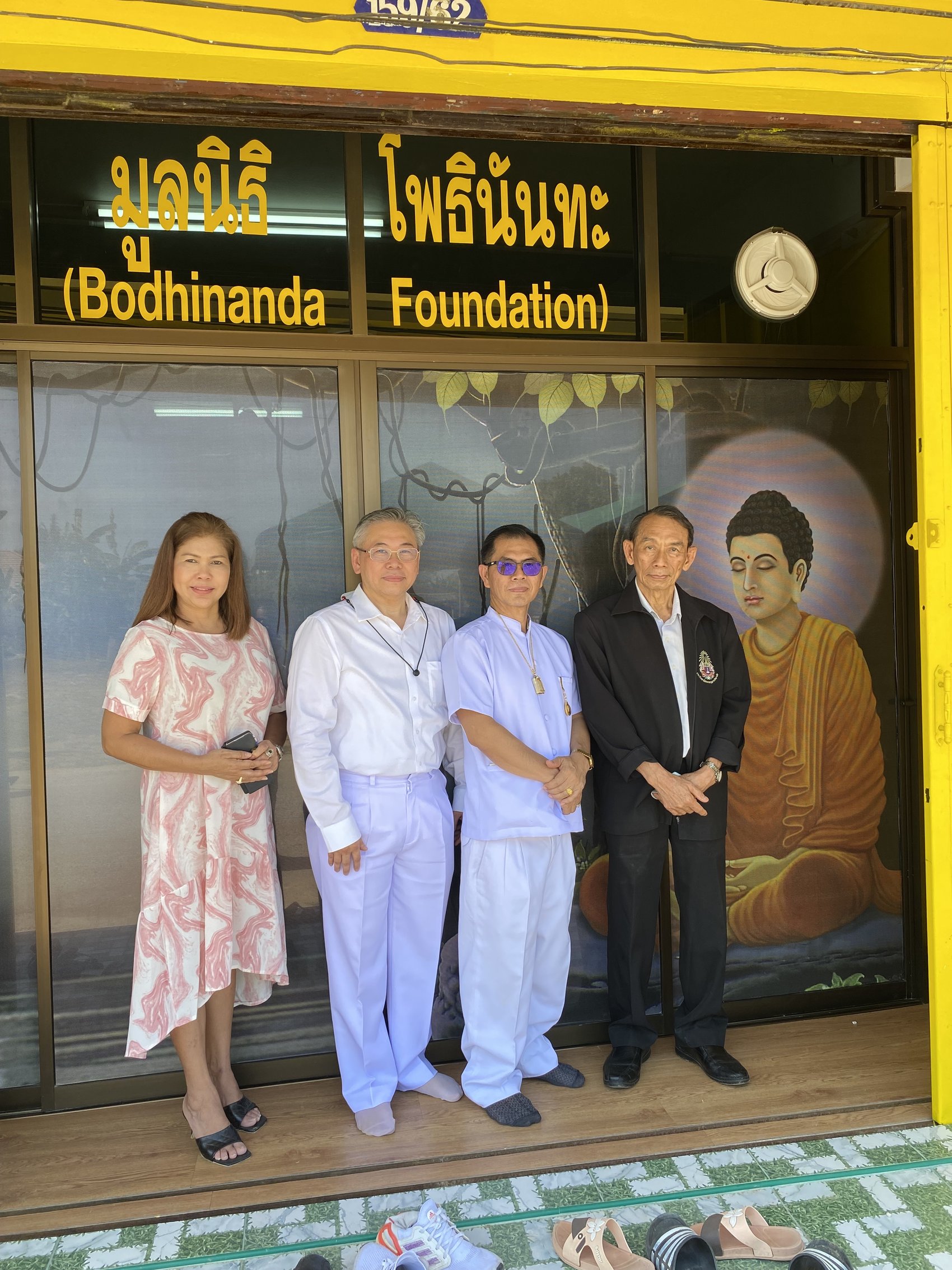 พิธีเปิดมูลนิธิโพธินันทะ หน้าป้ายและพระพุทธรูปของมูลนิธิ